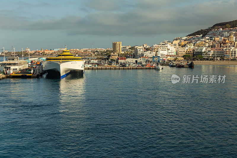 2019年5月25日，西班牙特内里费岛，洛斯克里斯蒂亚诺斯港:左边的渡轮Fred Olsen前往拉戈梅拉，在洛斯克里斯蒂亚诺斯港停靠海港